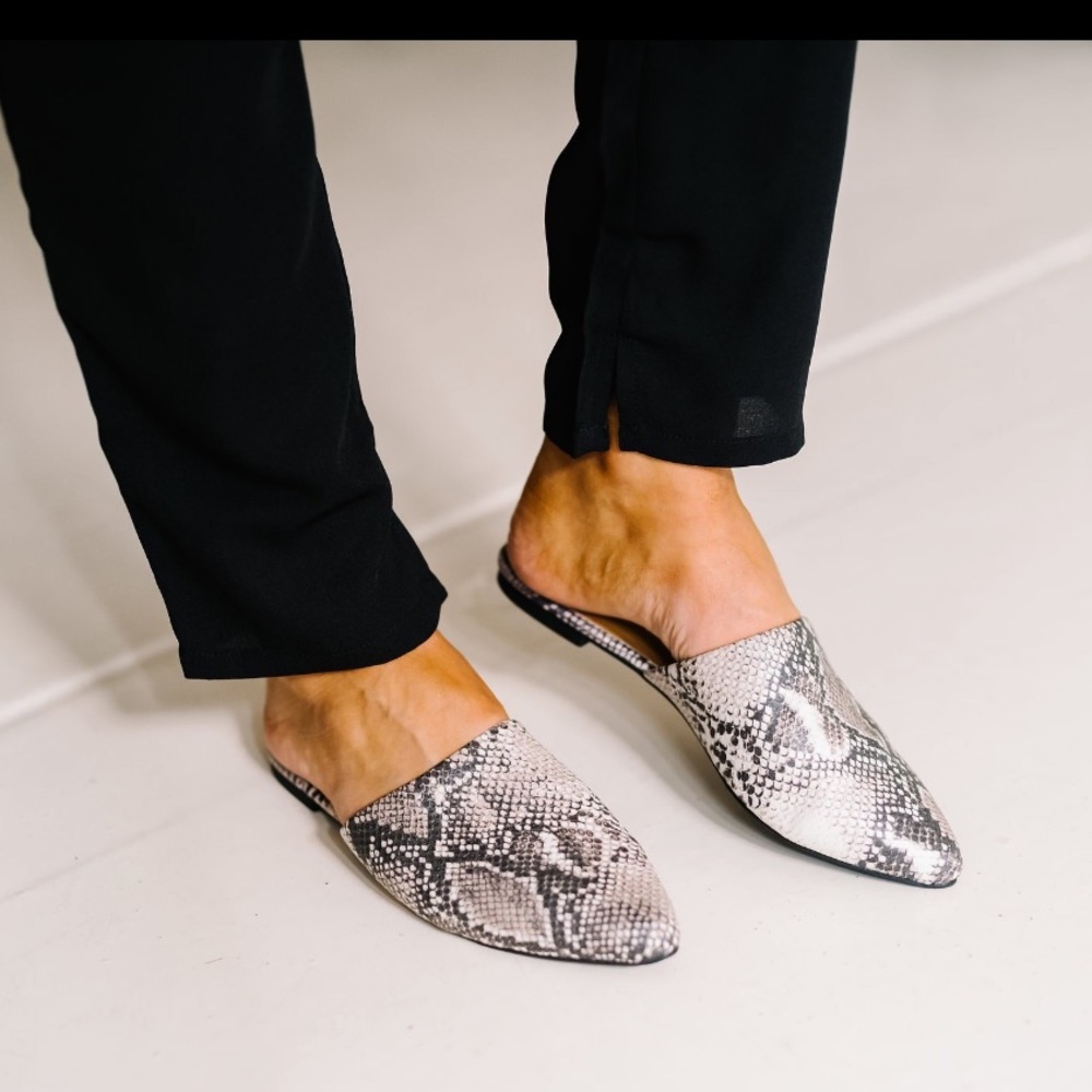 ✨LAST ONE✨SNAKESKIN MULES SLIDES FLATS - Picture 3 of 3